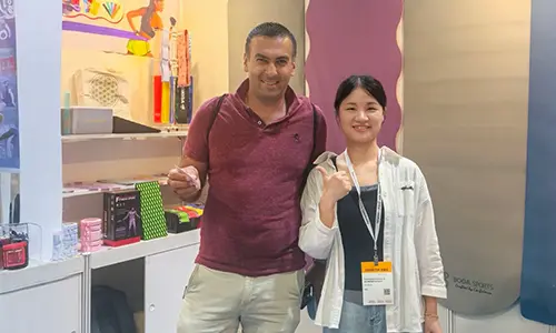 Yogamatten worden de focus en een nieuwe trend in gezond leven wint aan populariteit.