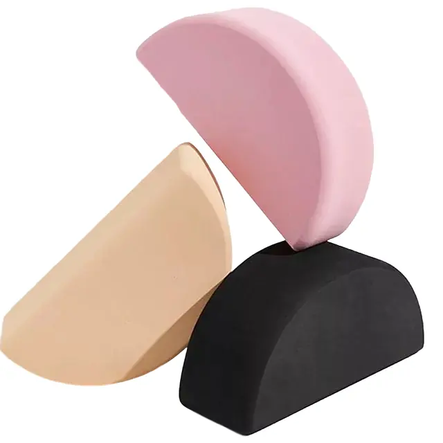 Yogablok in de vorm van een halve maan